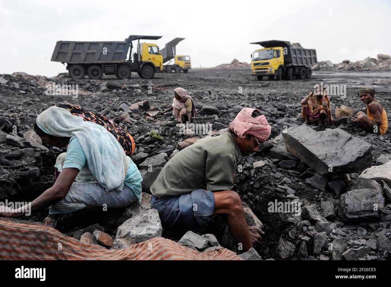 INDIA, Jharkhand, Dhanbad Jharia, BCCL carbone miniera sito, Volvo camion scarico sovraccarico, carbone picker, persone raccogliere illegalmente carbone da coalfield per vendere sul mercato per la sussistenza / INDIEN, Dhanbad Jharia, BCCL Kohletagebau, Volvo Kipper carico Abraum ab, mensmeln Kohle Markau Verkauf Foto Stock