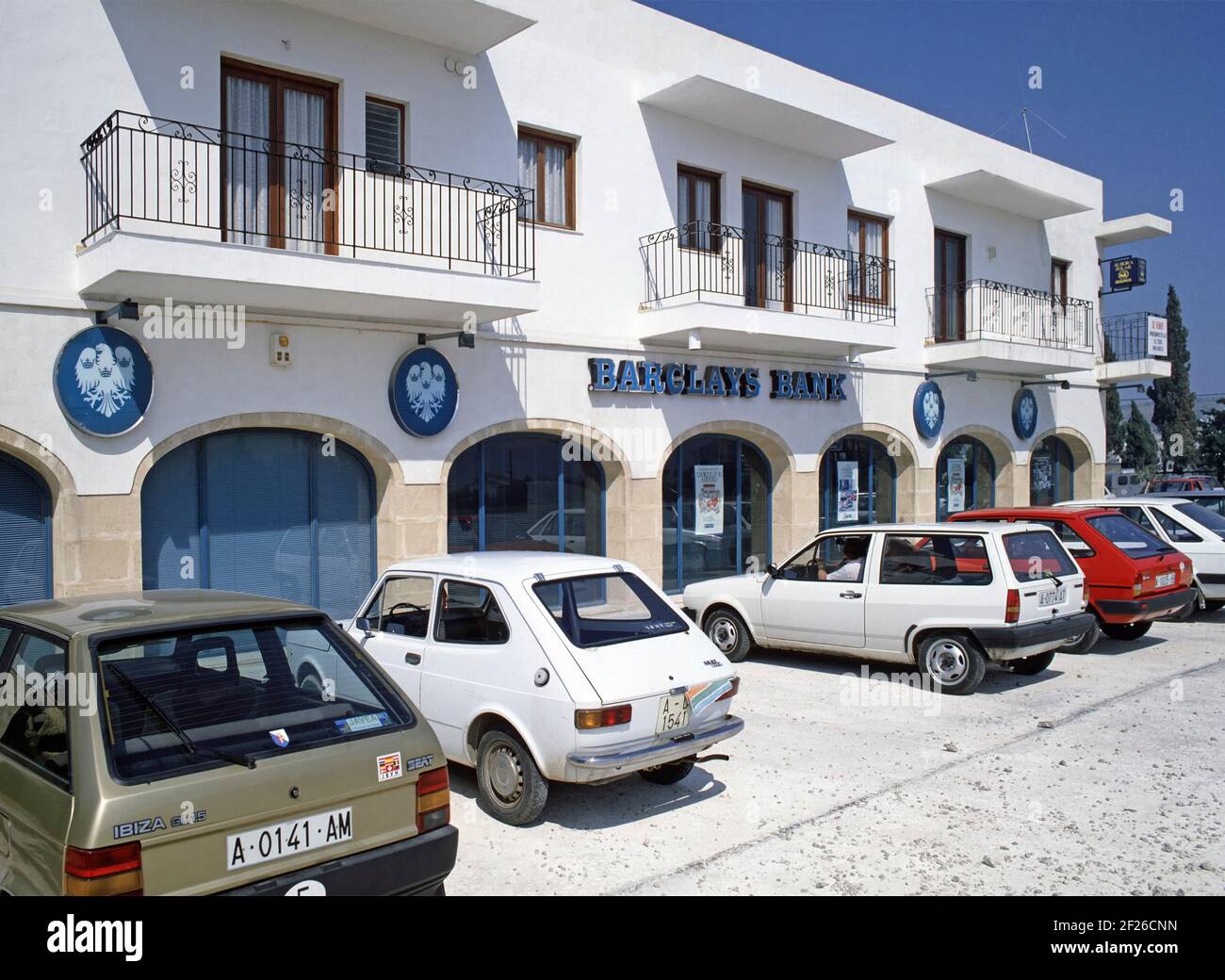 Archivio storico della vista auto del cliente in arrivo e trovare parcheggio Spazio per parcheggiare sulla facciata di ingresso anteriore della Barclays Bank Succursale business locali negli anni '80 Spagna vacanza balneare e mercato Città di Javea su un cielo blu soleggiato giorno in provincia di Alicante Valencia Costa Blanca Spagna sul Mediterraneo costa un'immagine di viaggio archivistica degli anni '80 del nostro modo erano nel 1987 Foto Stock