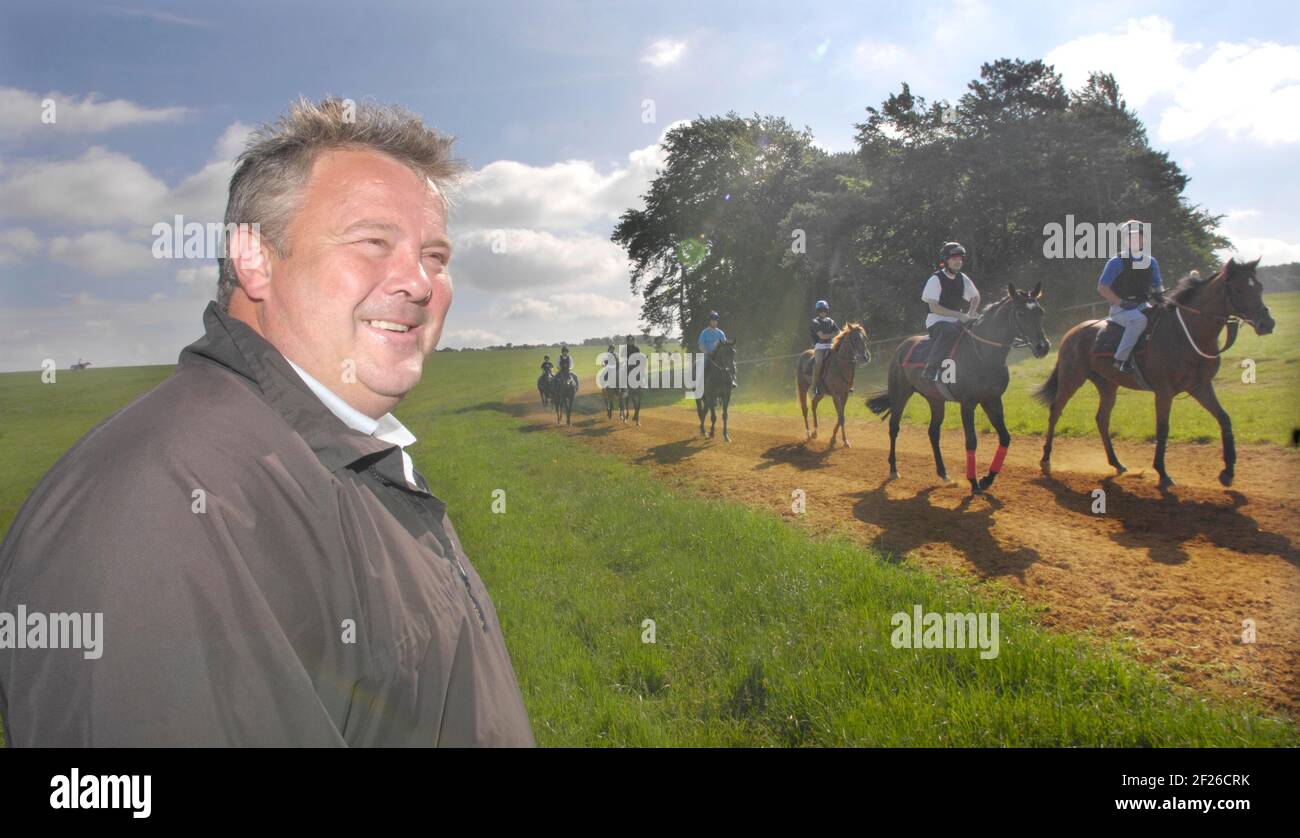 Peter Chapple-Hyam guardando alcuni dei suoi cavalli. 12/3/6/07. FOTO DAVID ASHDOWNPeter Chapple-Hyam Foto Stock