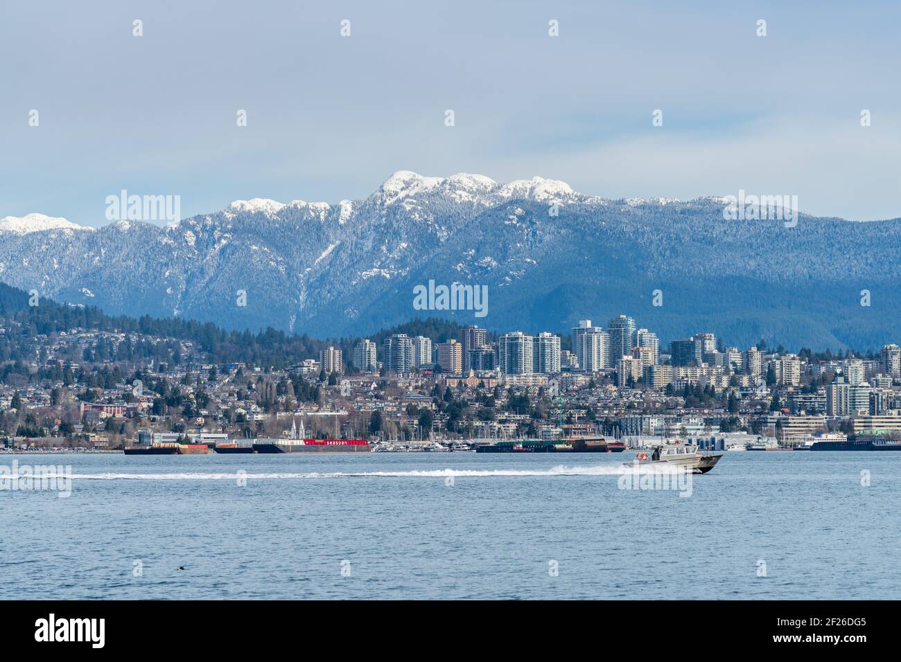 Skyline di North Vancouver Shore e paesaggio urbano sul lungomare. British Columbia, Canada. Foto Stock