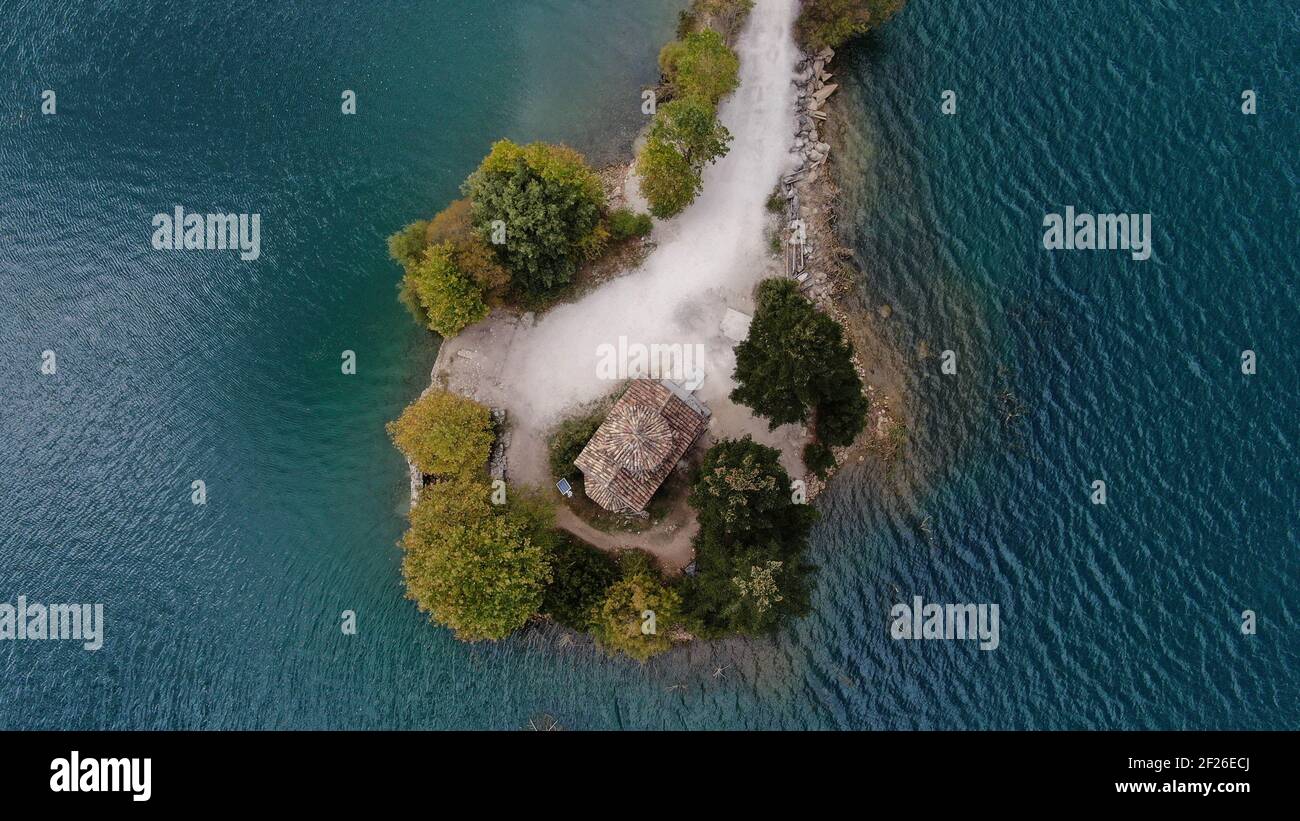 Lago Doxa vista aerea drone, chiesa di San Fanourios, autunno nella montagna Corinto, Peloponneso, Grecia Foto Stock