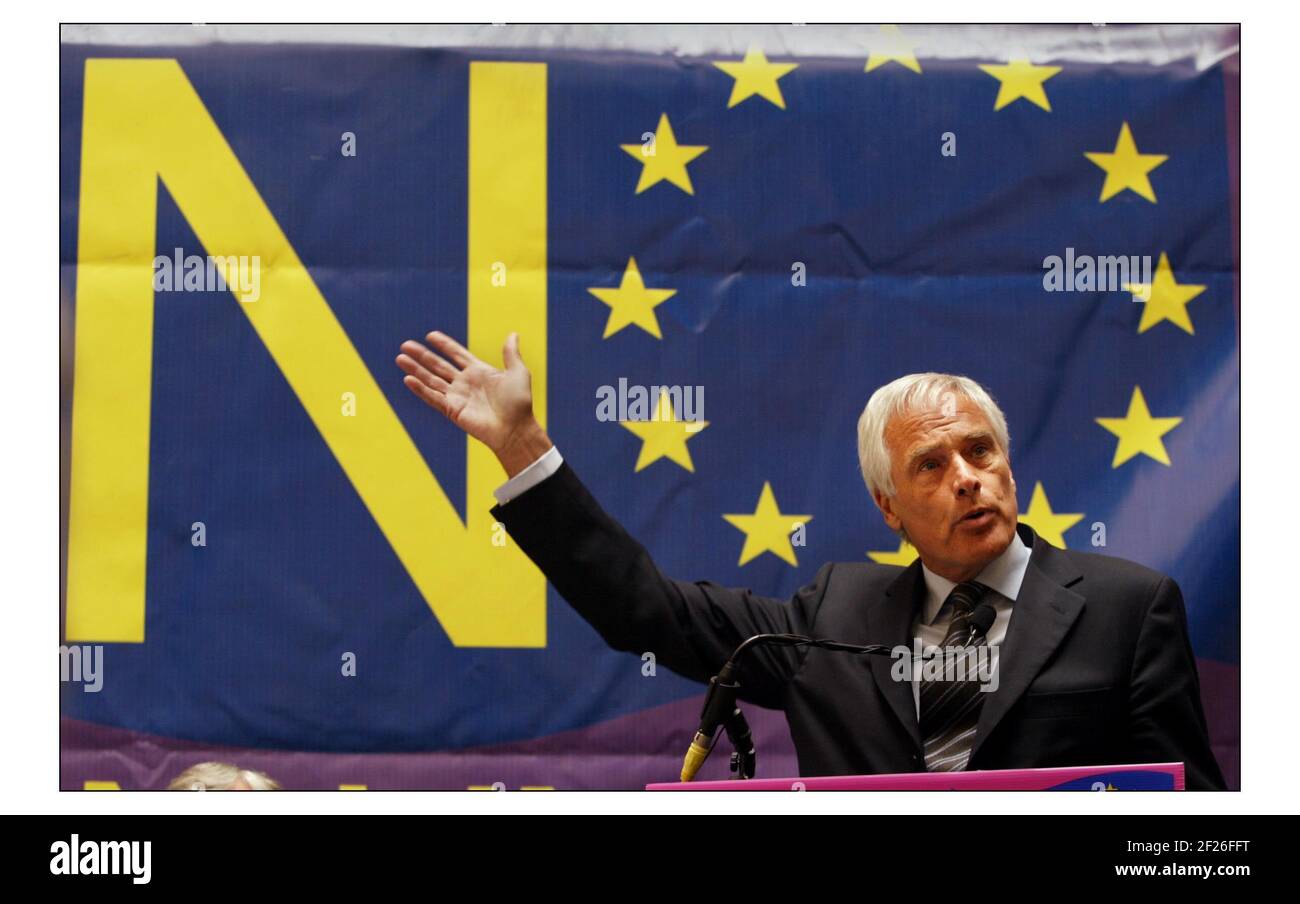 Lancio della campagna elettorale del Partito Independece a milbank a Londra. Robert Kilroy Silk è entrato a far parte di David Lott, Jeffrey Titford, Nigel Farage e Roger Knapman al launchPic David Sandison 12/5/2004 Foto Stock