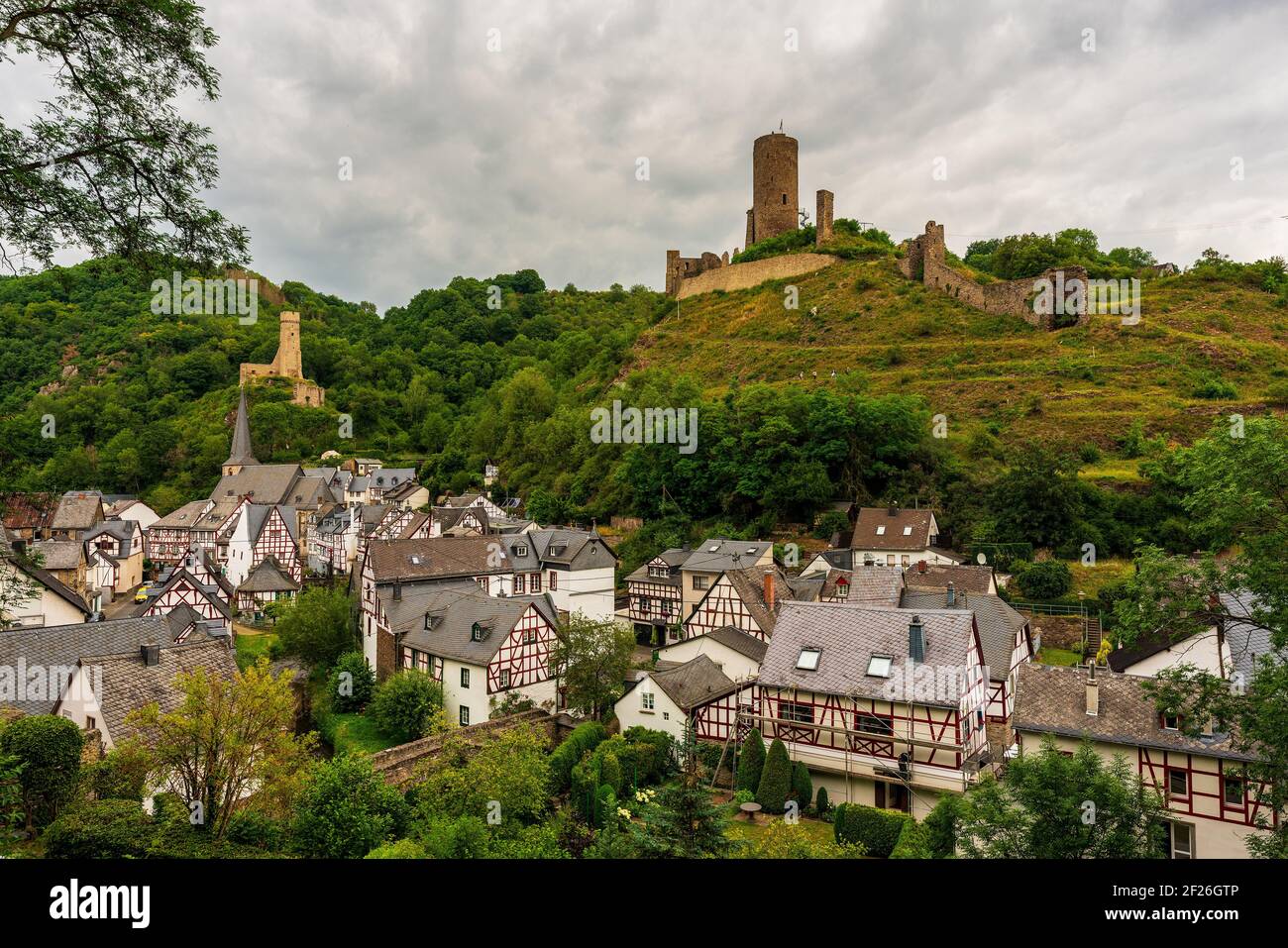 Villaggio a graticcio di Monreal, il villaggio più bello dell'Eifel, in Germania. Vista sul castello di Monreal. Foto Stock