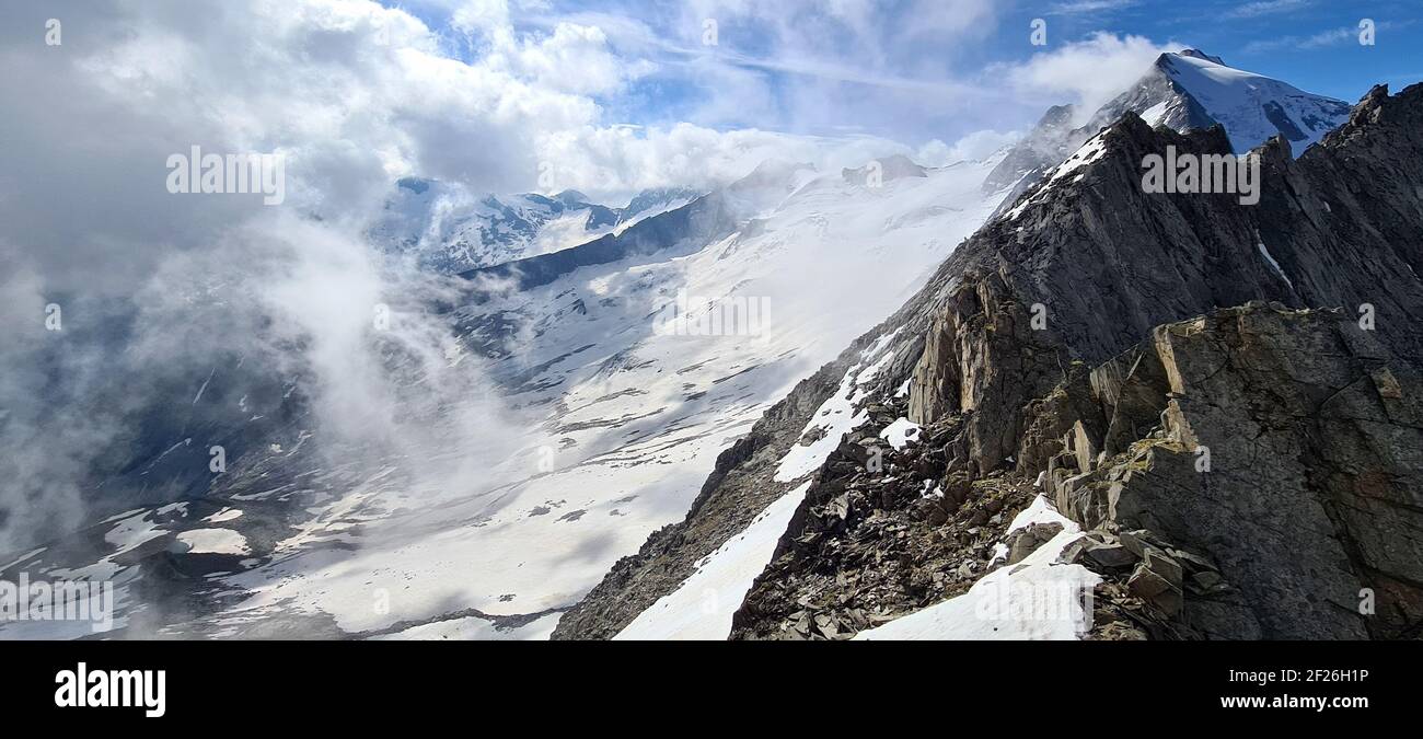 La vista dal Corno di Schoenbichler si affaccia sul panorama incredibile Della valle Zillertal Foto Stock