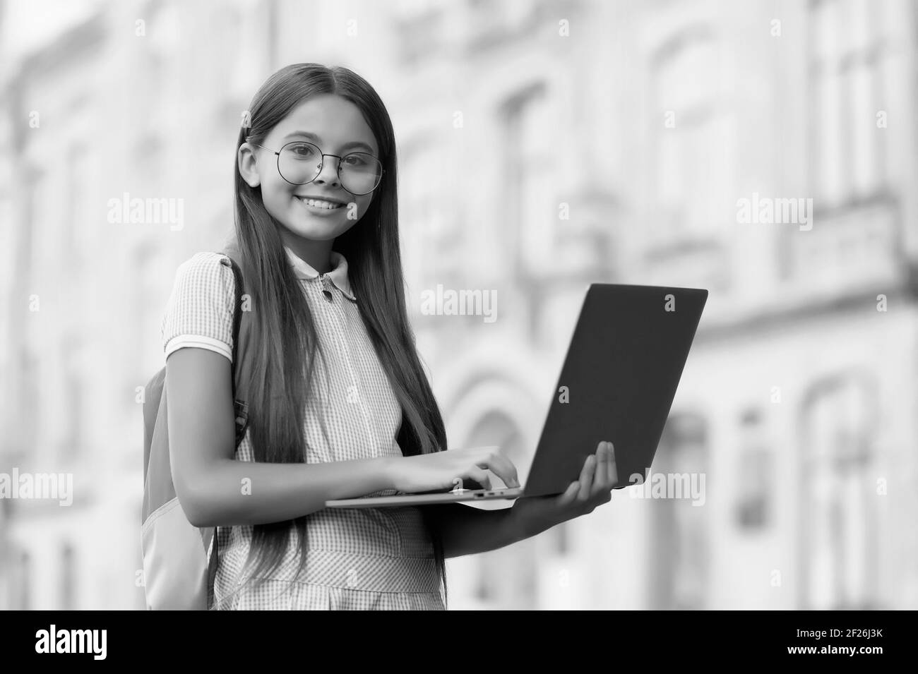 perfetto monitor di classe. formazione online. giornata della conoscenza. lezione privata di apprendimento dei bambini. blogging dei bambini. ragazza sorridente felice con portatile. Avvio. Bambino che gioca al computer. Torna a scuola. Foto Stock