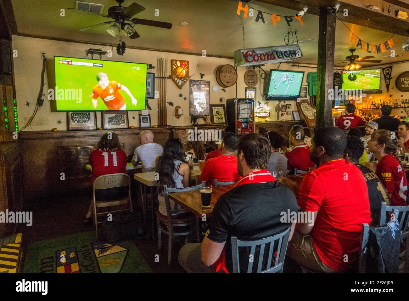 Liverpool supporta la visione di una partita di calcio del Liverpool FC a Finn McCool's Irish Pub nel centro di New Orleans Foto Stock