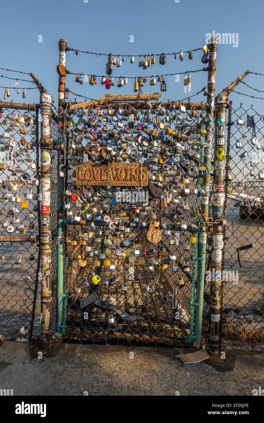 Cancello con serrature sui divieti del Mississippi in New Orleans, Louisiana Foto Stock