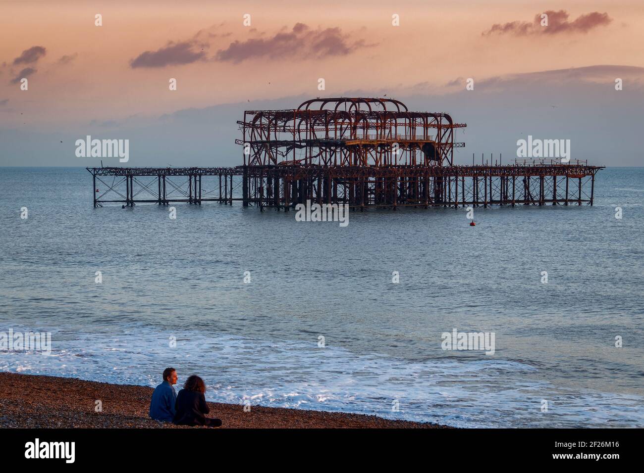 BRIGHTON, EAST SUSSEX/UK - GENNAIO 26 : Vista del derelict West Pier a Brighton East Sussex il 26 Gennaio 2018. Non identificato Foto Stock
