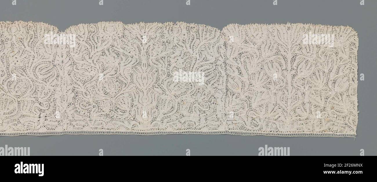 Strook kloskant Met simmetrisch patroon met fijne tulpenranchen.Strip colosside naturale: Vecchi cravings. Il modello consiste in una composizione simmetrica ripetuta di bevande a tulipano fine, che si spostano verso il bordo inferiore da un vaso centrale o vaso di fiori. Le torri ramificate finiscono infine in cinque tulipani posti l'uno accanto all'altro, che formano il bordo leggermente inclinato. Una griglia irregolare, utilizzata con parsimonia, collega i motivi. I motivi sono realizzati in tela con bordi di apertura. La parte superiore è rifinita con una fascetta di chiusura separata. Foto Stock