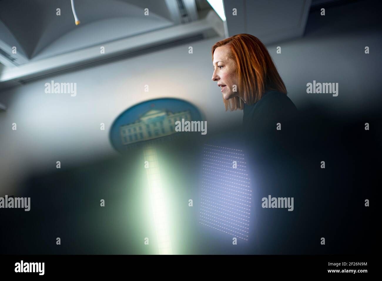 Washington, DC, Stati Uniti. 10 marzo 2021. Jen Psaki, segretario stampa della Casa Bianca, ha parlato durante una conferenza stampa nella Sala Stampa Briefing di James S. Brady presso la Casa Bianca di Washington, DC, Stati Uniti, mercoledì 10 marzo, 2021. Psaki ha detto ieri che il governo non avrà il Covid-19 rilievo stimolo assegni stampati con il nome del presidente Biden su di loro, come il Tesoro cerca di accelerare la loro distribuzione.Credit: Al Drago/Pool via CNP | uso in tutto il mondo Credit: dpa / Alamy Live News Foto Stock