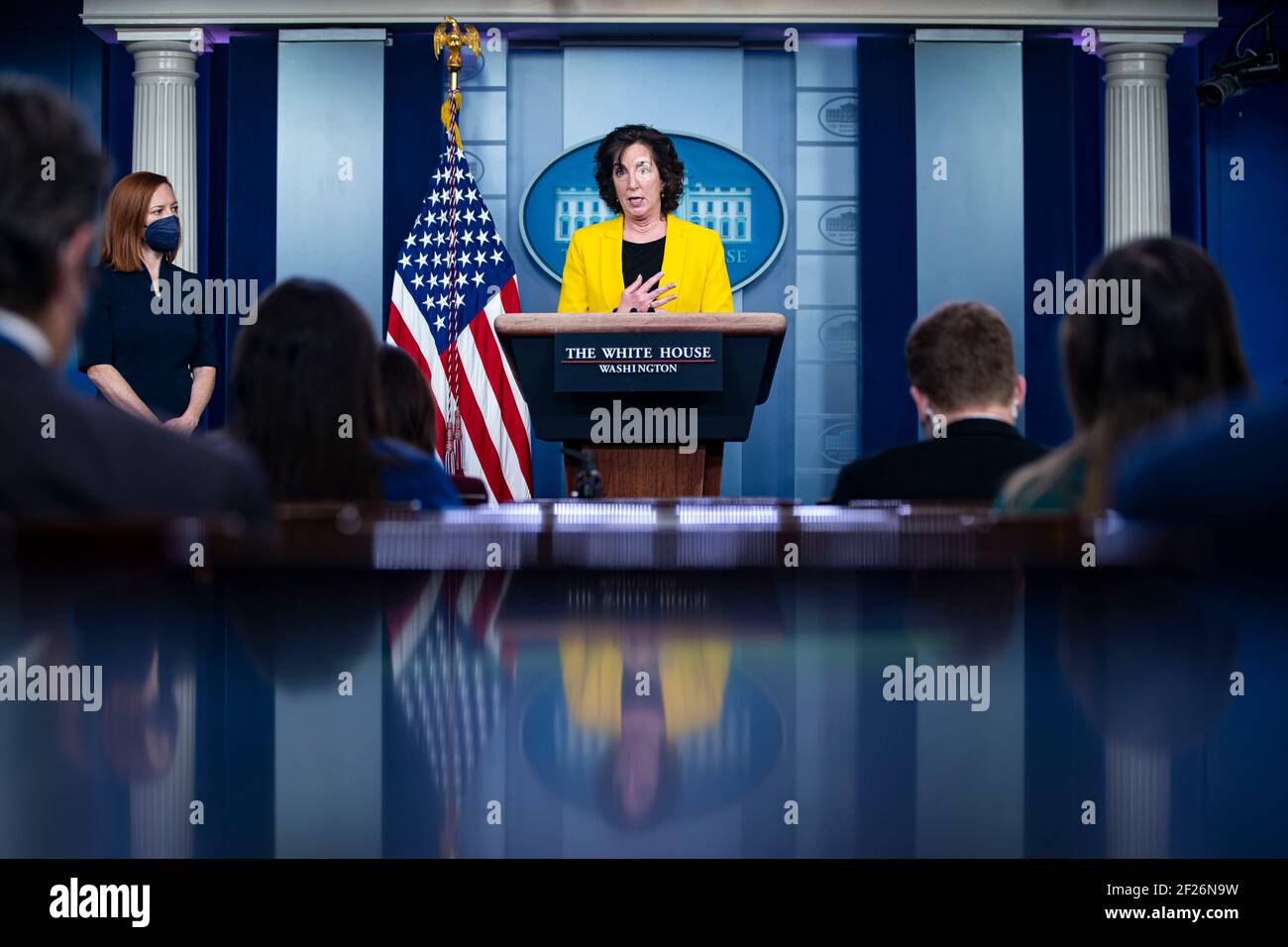 Roberta Jacobson, coordinatrice del confine sud-ovest del Consiglio Nazionale di sicurezza della Casa Bianca, parla come Jen Psaki, segretario della Casa Bianca, a sinistra, ascolta durante una conferenza stampa nella James S. Brady Press Briefing Room presso la Casa Bianca di Washington, DC, Stati Uniti, mercoledì 10 marzo, 2021. Il segretario alla stampa della Casa Bianca Jen Psaki ha detto ieri che il governo non avrà i controlli di stimolo di soccorso Covid-19 stampati con il nome del presidente Biden su di loro, come il Tesoro cerca di accelerare la loro distribuzione. Credit: Al Drago/Pool via CNP | utilizzo in tutto il mondo Foto Stock