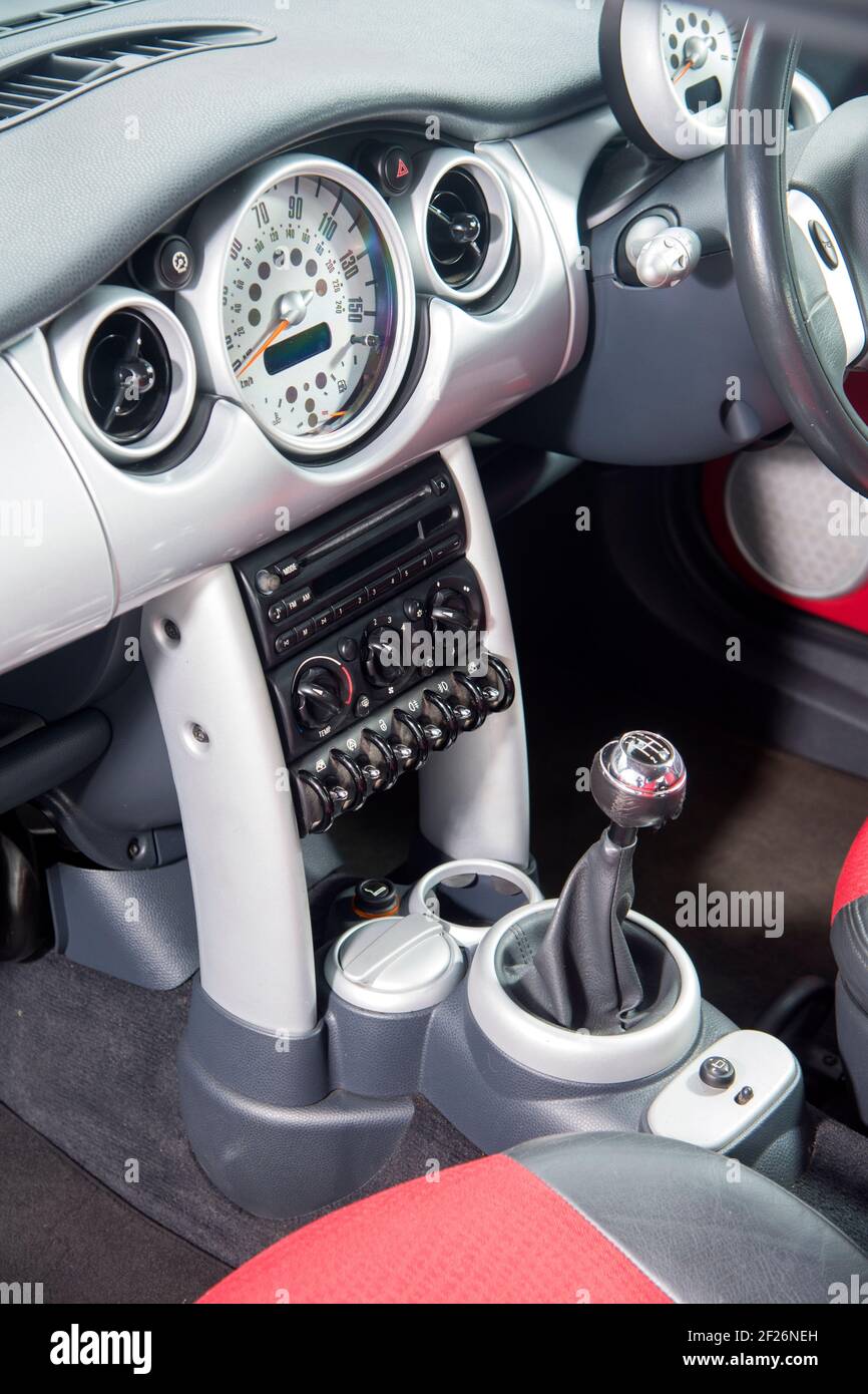 All'inizio (aprile) 2001 pre-produzione R50 forma Mini Coopers BMW presso lo stabilimento di Oxford. Queste auto con registrazione a Y sono state costruite per il rilancio del marchio Foto Stock