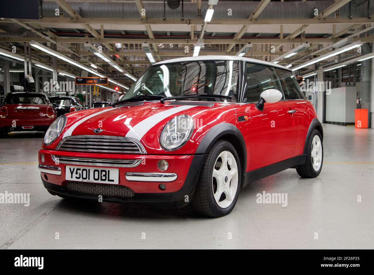 All'inizio (aprile) 2001 pre-produzione R50 forma Mini Coopers BMW presso lo stabilimento di Oxford. Queste auto con registrazione a Y sono state costruite per il rilancio del marchio Foto Stock