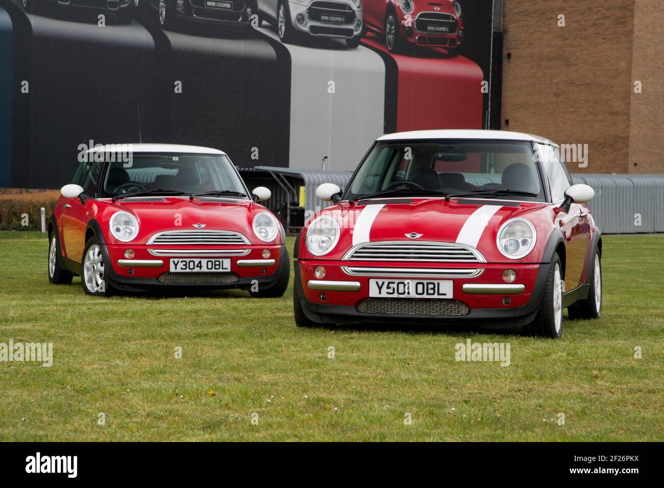All'inizio (aprile) 2001 pre-produzione R50 forma Mini Coopers BMW presso lo stabilimento di Oxford. Queste auto con registrazione a Y sono state costruite per il rilancio del marchio Foto Stock