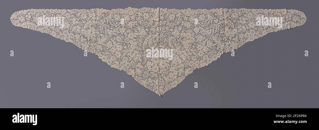 Sjaal van gemengde kant Met spiralen.tre-indossando sciarpa di coloside naturale, Bruxelles Duchesse. Un modello chiuso è collegato da una massa a treccia. Nel supporto largo, un sostanziale a sinistra è spostato con foglie imbottite e tre grandi fiori compositi. A sinistra e a destra sono stati posti spiriti simmetrici e intelligenti. LNAGS la parte superiore diritta corre un bordo stretto di Spirlaen. Lungo il punto si trovano foglie di zenzero e grappoli di frutti di bosco dai Roos Gelderse. Foto Stock