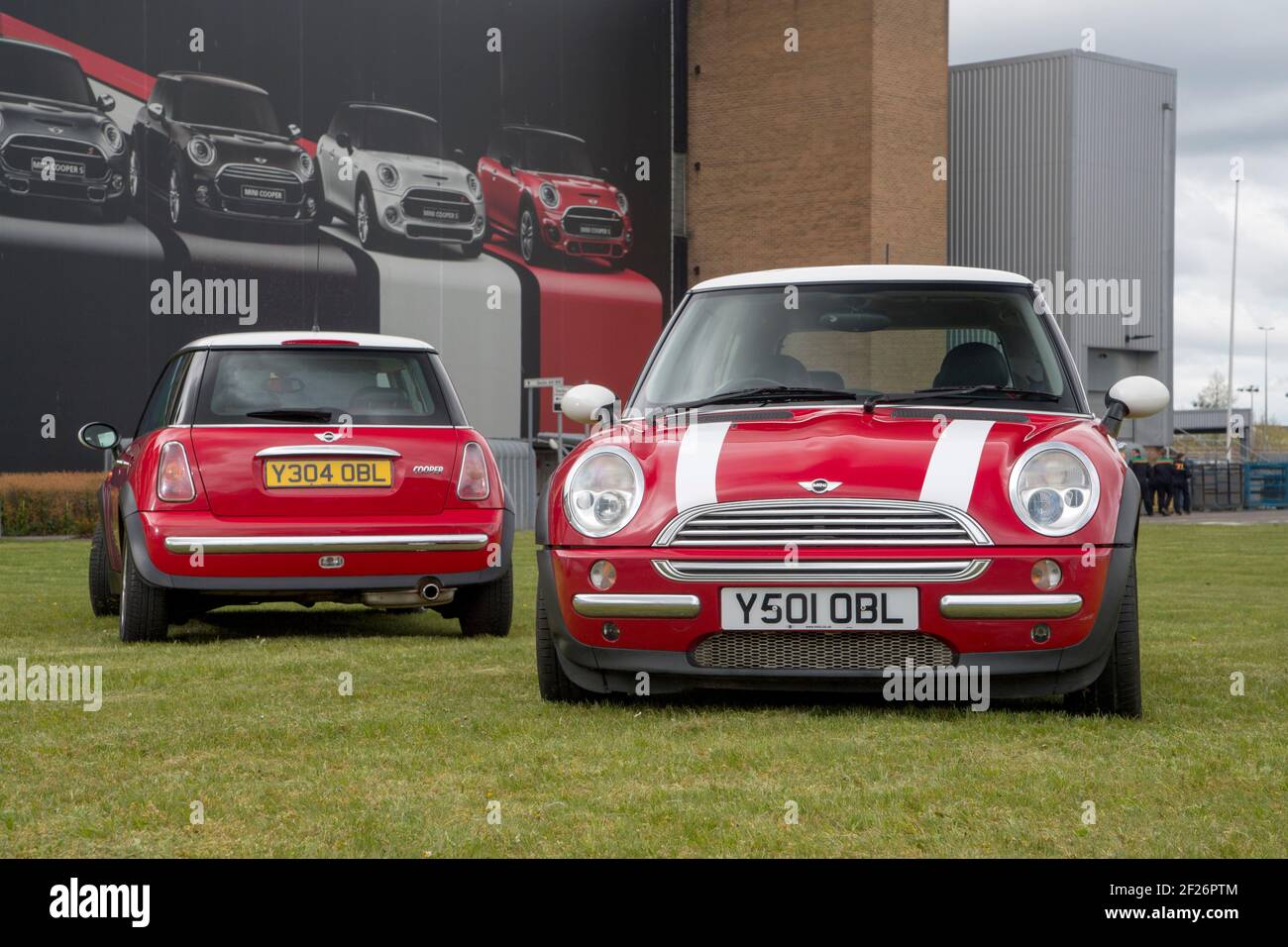 All'inizio (aprile) 2001 pre-produzione R50 forma Mini Coopers BMW presso lo stabilimento di Oxford. Queste auto con registrazione a Y sono state costruite per il rilancio del marchio Foto Stock