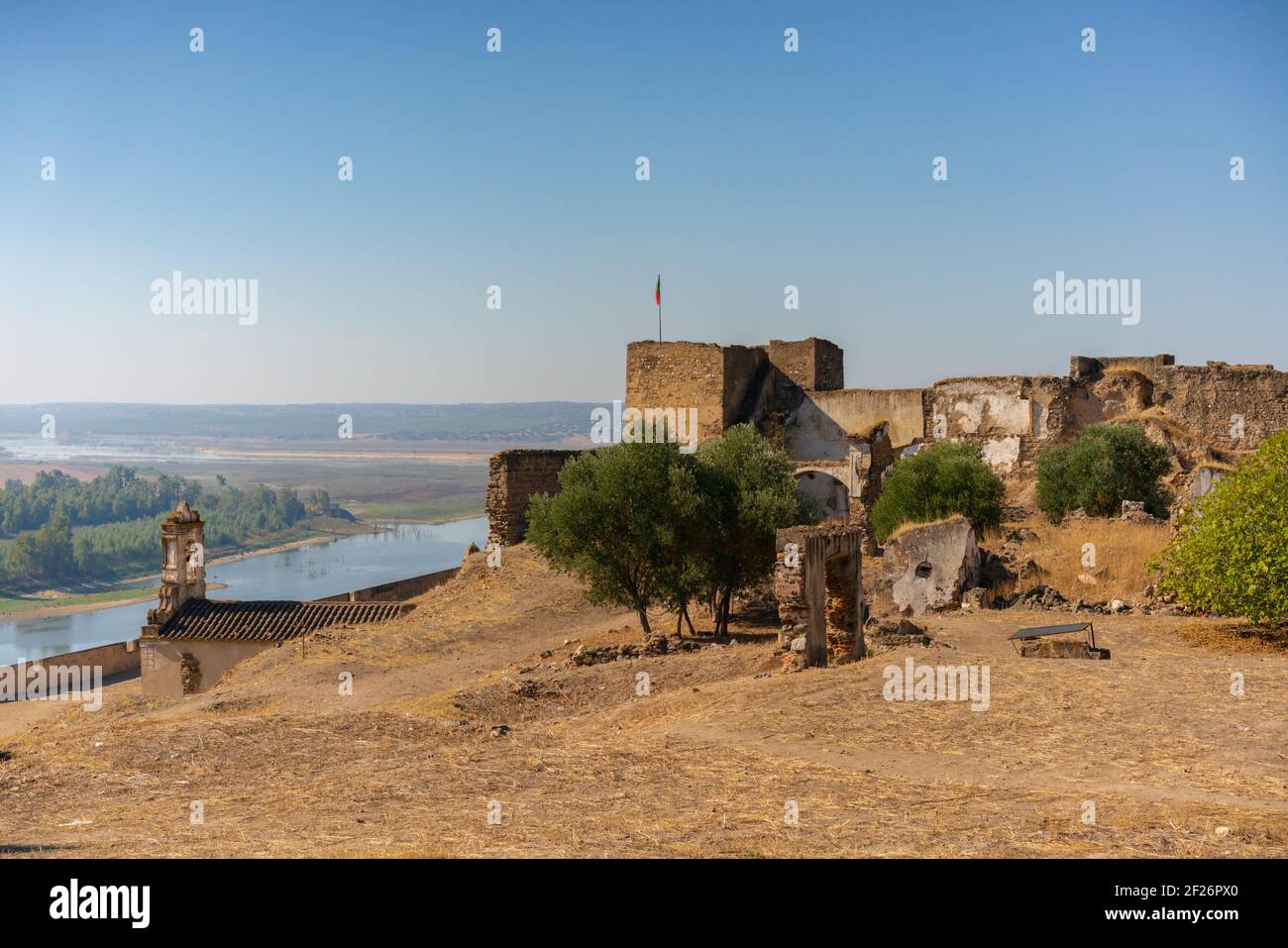 Juromenha bella fortezza castello rovina e fiume guadiana ad Alentejo, Portogallo Foto Stock