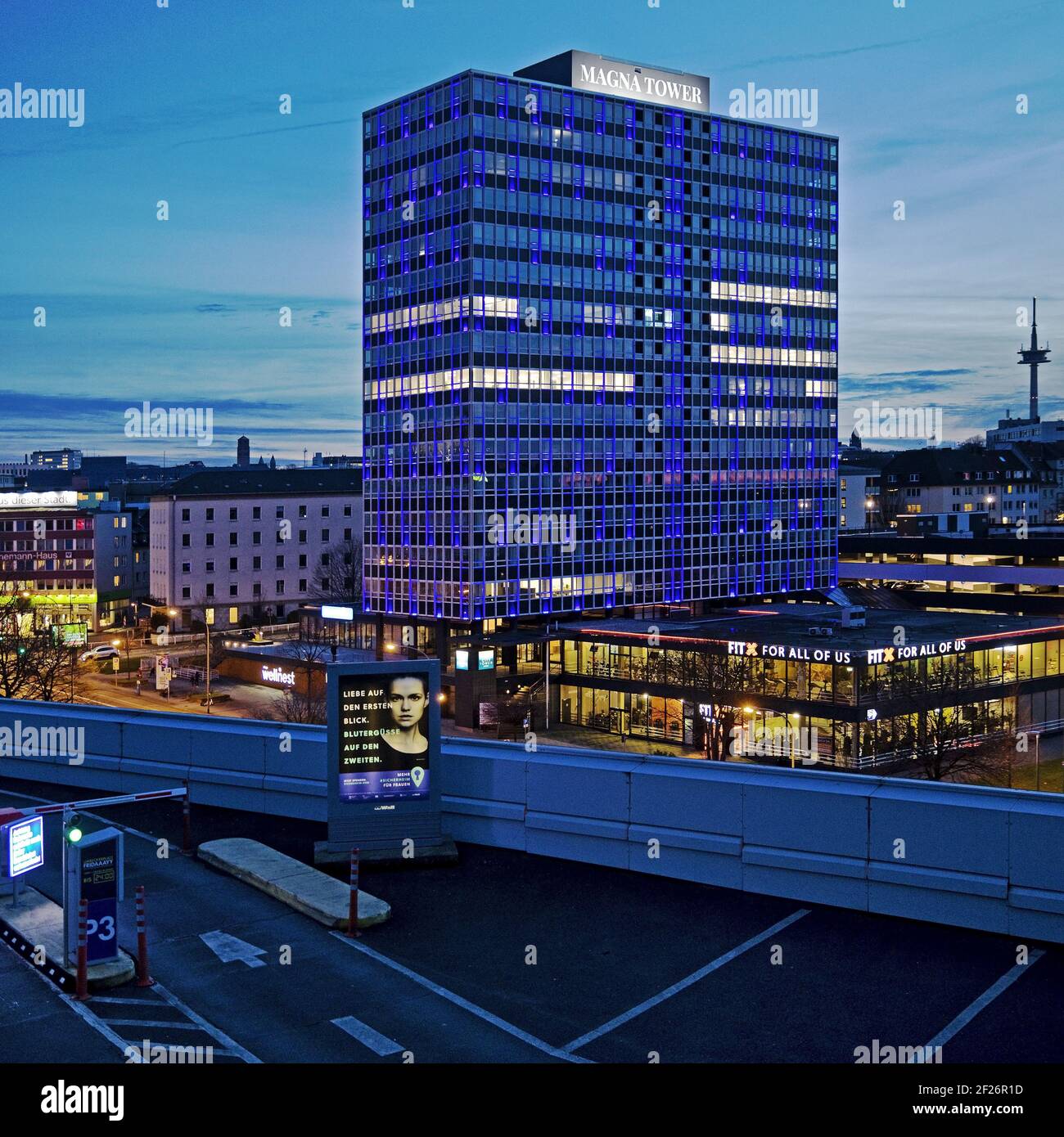 Torre della Magna illuminata di sera, alto edificio degli uffici, Westviertel, Essen, Germania Foto Stock