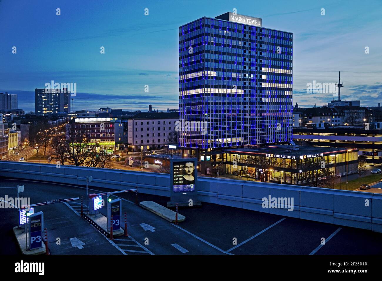 Torre della Magna illuminata di sera, alto edificio degli uffici, Westviertel, Essen, Germania Foto Stock
