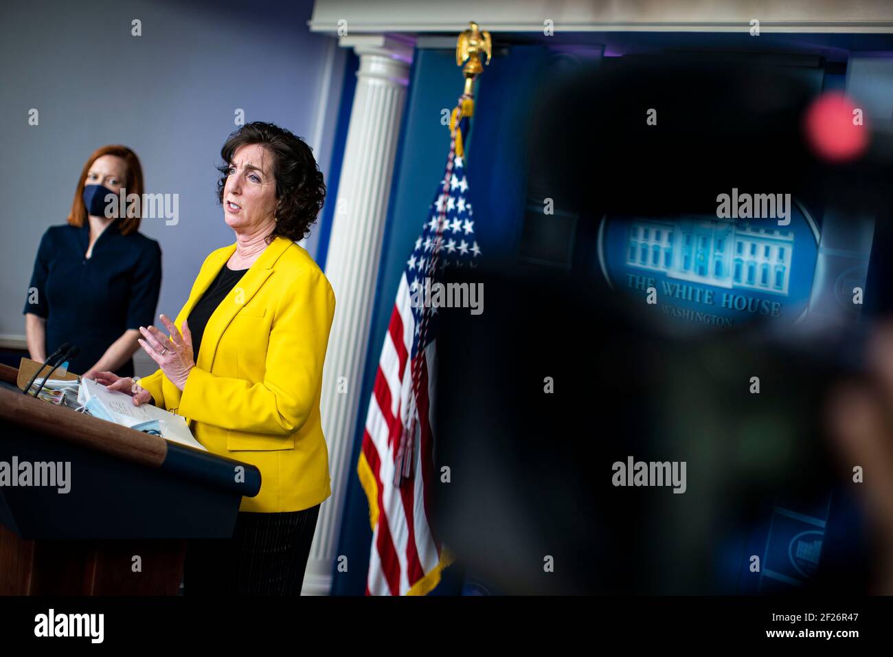 Roberta Jacobson, coordinatrice del confine sud-ovest del Consiglio Nazionale di sicurezza della Casa Bianca, parla come Jen Psaki, segretario della Casa Bianca, a sinistra, ascolta durante una conferenza stampa nella James S. Brady Press Briefing Room presso la Casa Bianca di Washington, DC, Stati Uniti, mercoledì 10 marzo, 2021. Il segretario della Casa Bianca alla stampa Jen Psaki ha detto ieri che il governo non avrà i controlli di stimolo di soccorso Covid-19 stampati con il nome del presidente Biden su di loro, come il Tesoro cerca di accelerare la loro distribuzione.Credit: Al Drago/Pool via CNP /MediaPunch Foto Stock