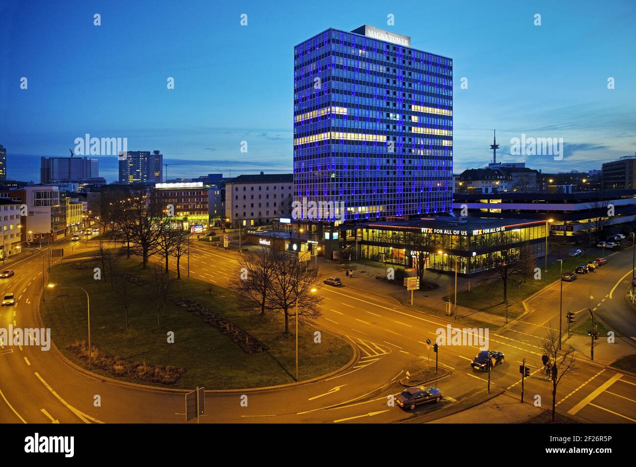 Torre della Magna illuminata di sera, alto edificio degli uffici, Westviertel, Essen, Germania Foto Stock