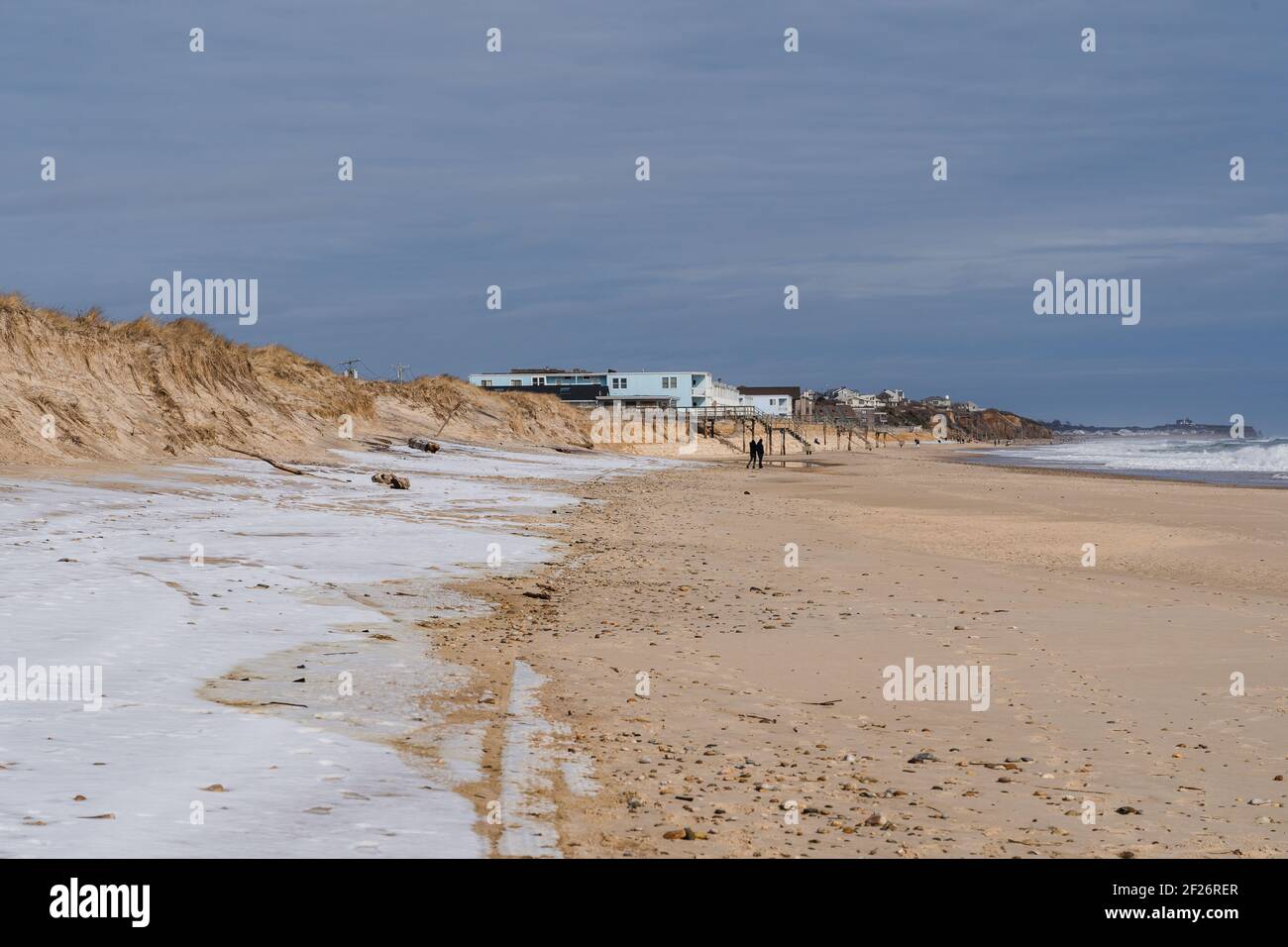 La spiaggia di Montauk durante l'inverno, con neve che copre parte della sabbia Foto Stock