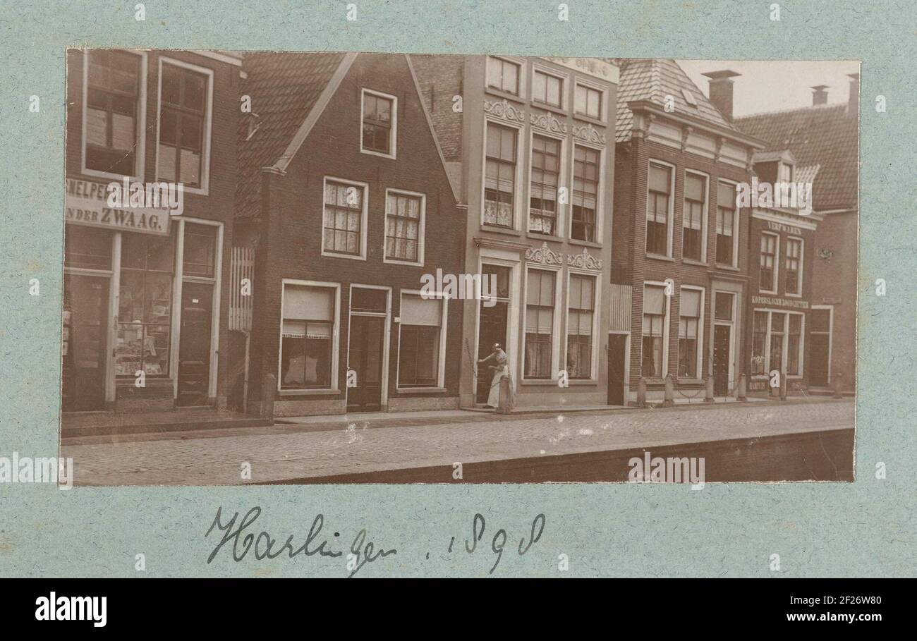 Harlingen, 1898; Fotografie. Riga con proprietà diverse, tra cui la società di stampa rapida Van der Zwaag. Foto dell'album 'Photographies'. Foto Stock