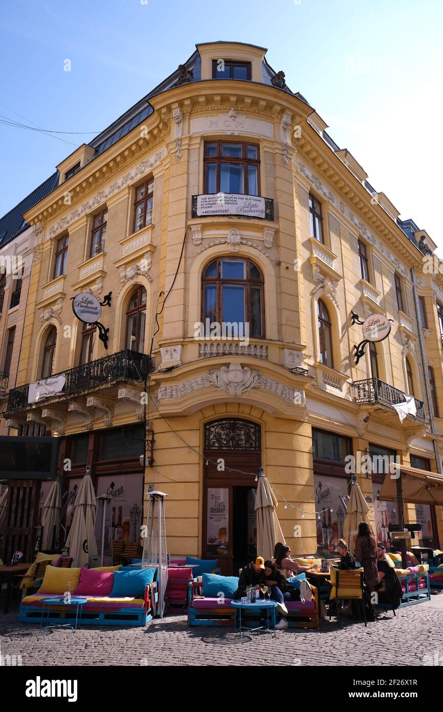 Bucarest, Romania - 5 marzo 2021. Città vecchia di Bucarest, con un'atmosfera incredibile, terrazza, ristoranti, bar e negozi nella capitale della Romania. Foto Stock