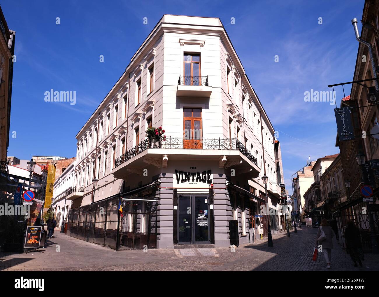 Bucarest, Romania - 5 marzo 2021. Città vecchia di Bucarest, con un'atmosfera incredibile, terrazza, ristoranti, bar e negozi nella capitale della Romania. Foto Stock