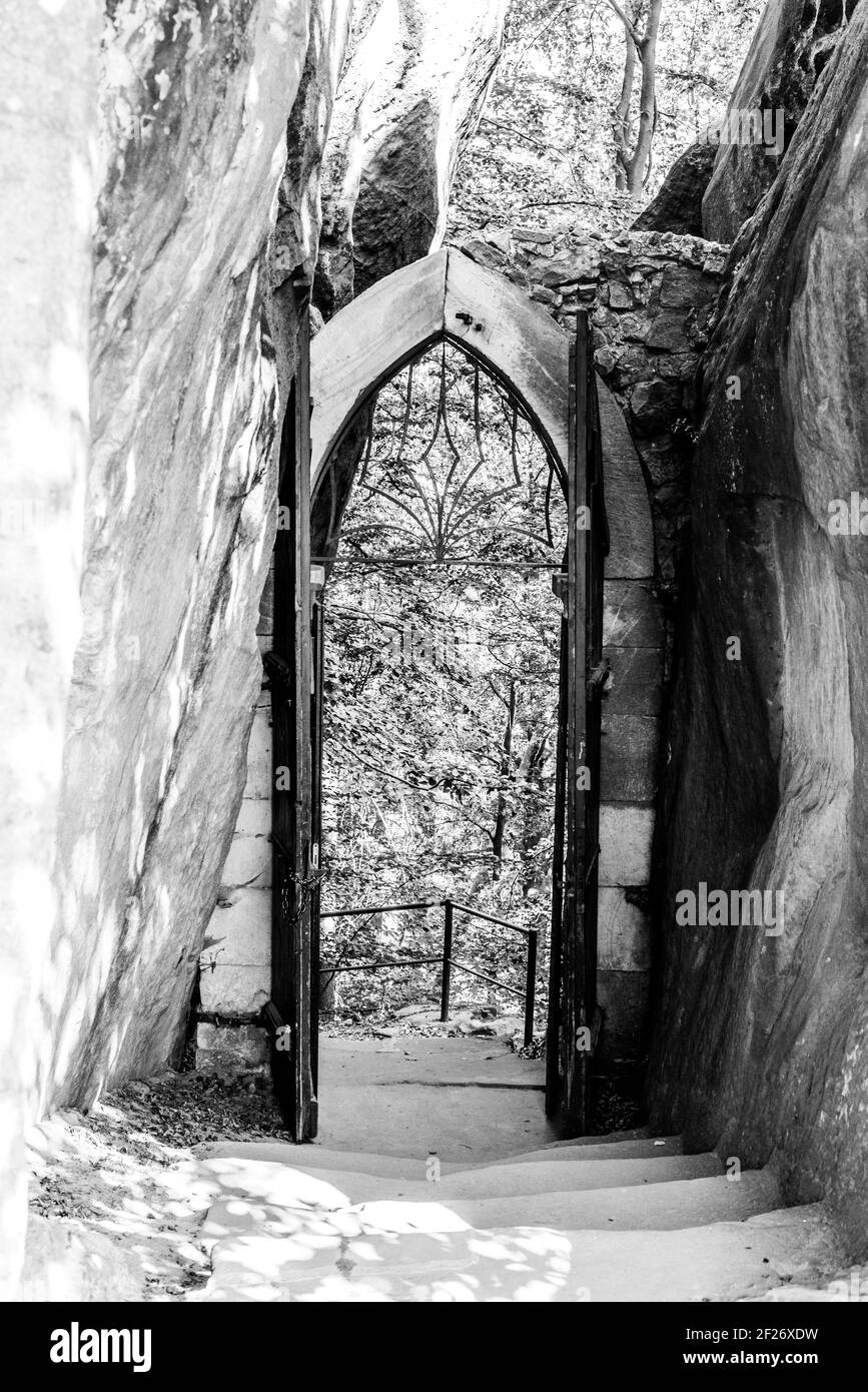 Rovine di porta di pietra con Arco Gotico Foto Stock