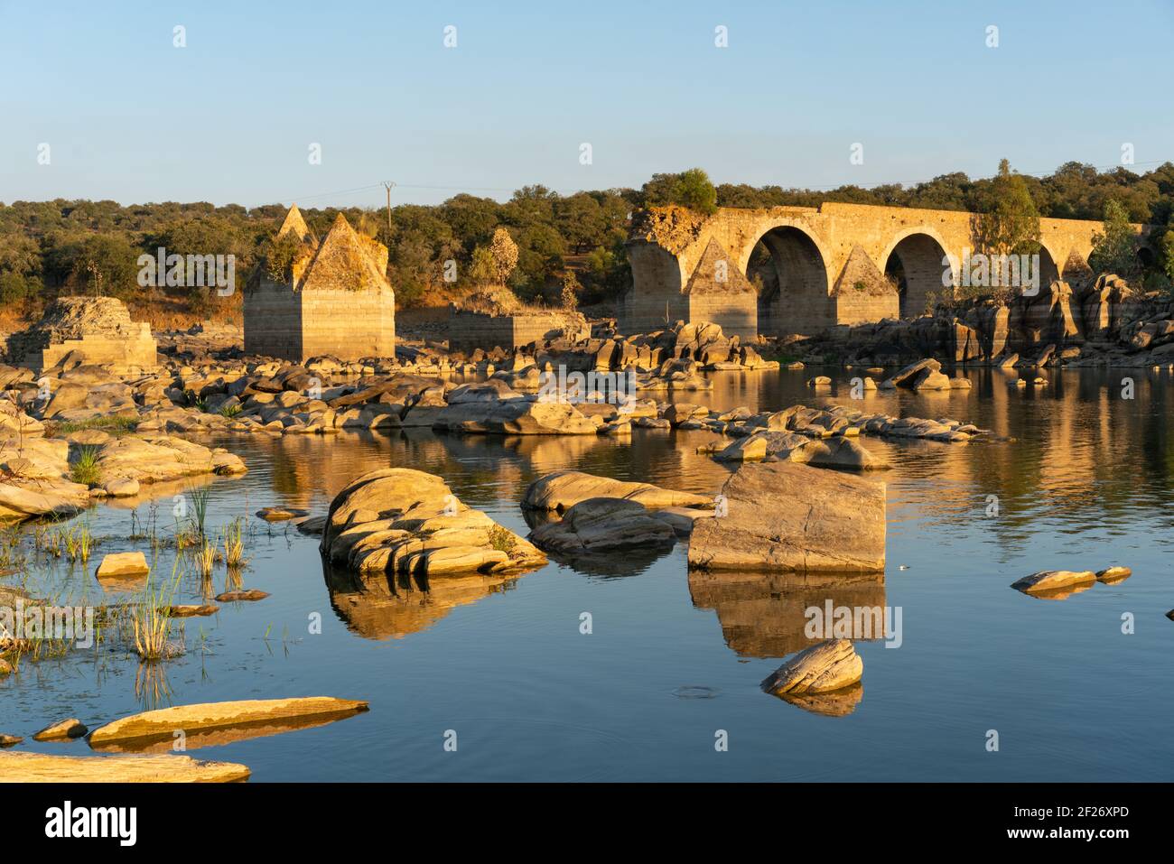 Distrutto ponte abbandonato Ajuda che attraversa il fiume Guadiana tra la Spagna E Portogallo Foto Stock