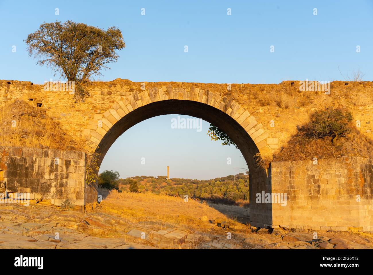 Distrutto ponte abbandonato Ajuda che attraversa il fiume Guadiana tra la Spagna E Portogallo Foto Stock