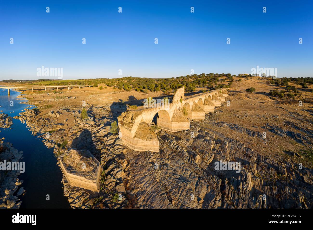 Distrutto abbandonato ponte Ajuda drone vista aerea, attraversando il fiume Guadiana tra la Spagna e il Portogallo Foto Stock