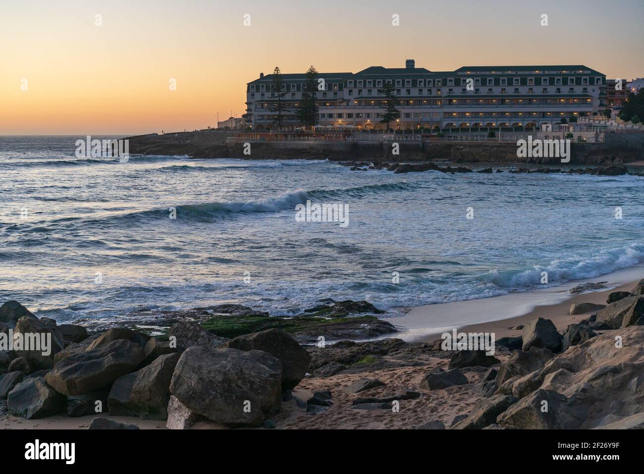 Ericeira Vila Gale Hotel al tramonto con Baleia spiaggia in Portogallo Foto Stock