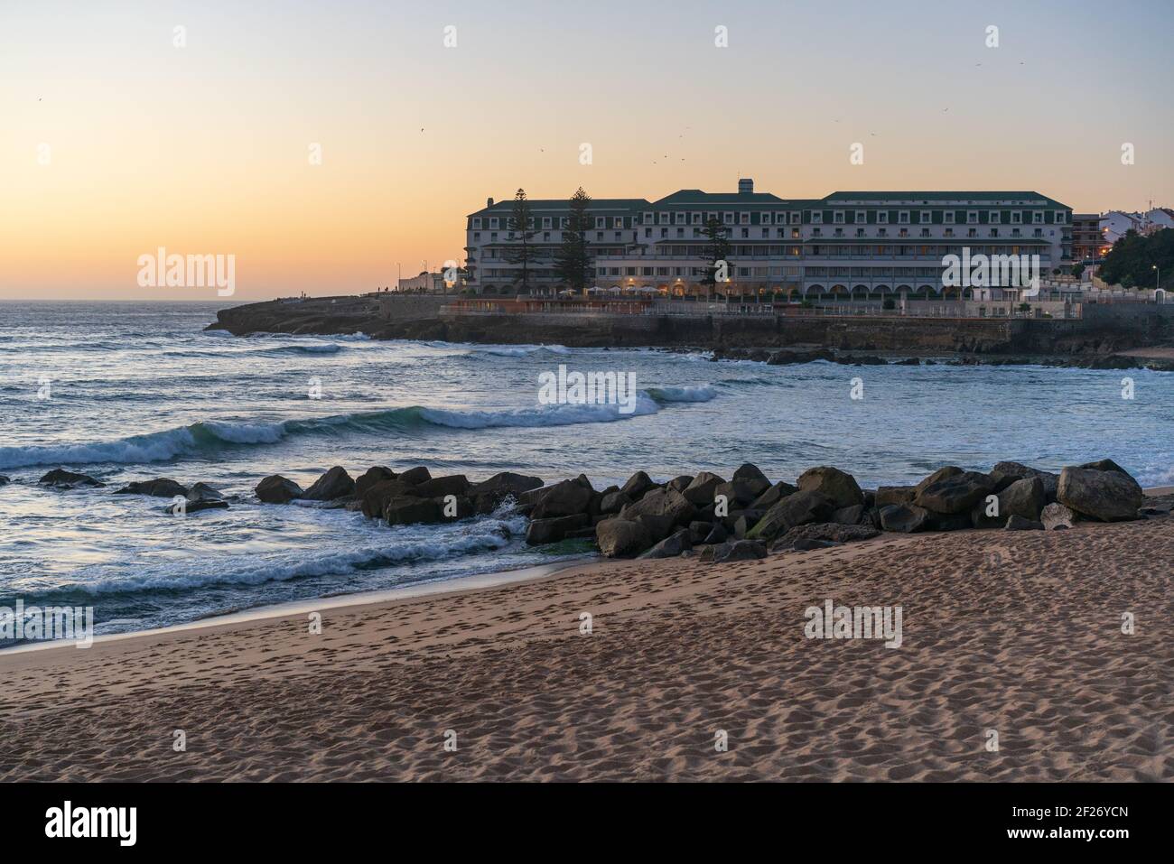 Ericeira Vila Gale Hotel al tramonto con Baleia spiaggia in Portogallo Foto Stock