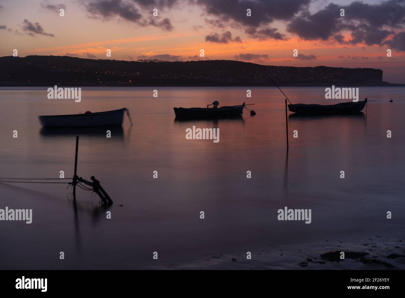 Barche da pesca su un fiume mare al tramonto a Foz do Arelho, Portogallo Foto Stock
