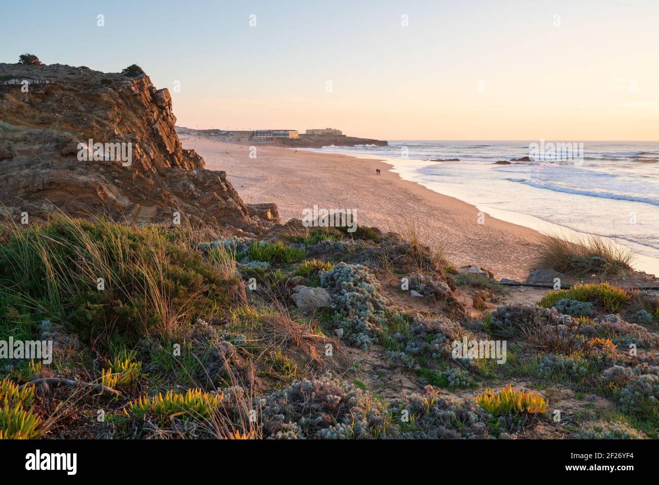 Guincho spiaggia vista paesaggio natura al tramonto a Cascais, Portogallo Foto Stock
