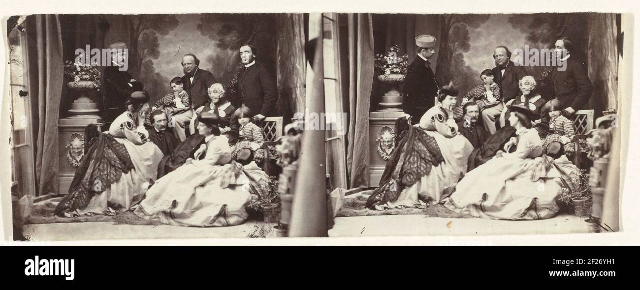 Due ritratti di gruppo contro un panno posteriore.foglio senza sole con due stampe o negativi diversi. Foto Stock