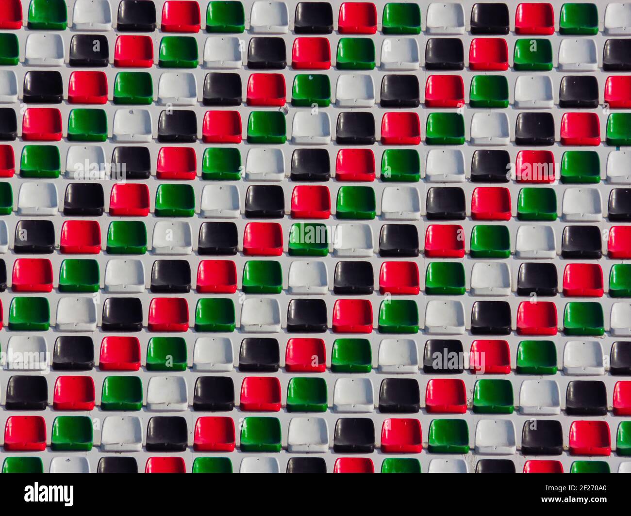 Sedie di uno stadio di calcio negli Emirati Arabi Foto Stock