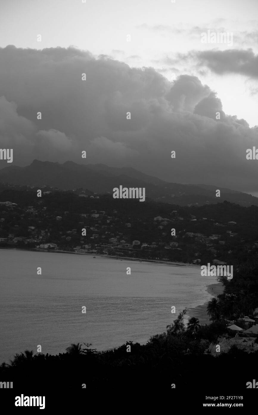 nuvola grigia all'alba sulle isole del vento di st george grenada indie occidentali Foto Stock