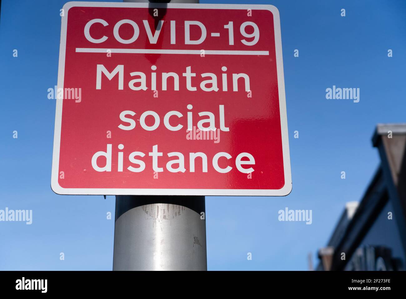covid-19 mantenere la distanza sociale Foto Stock