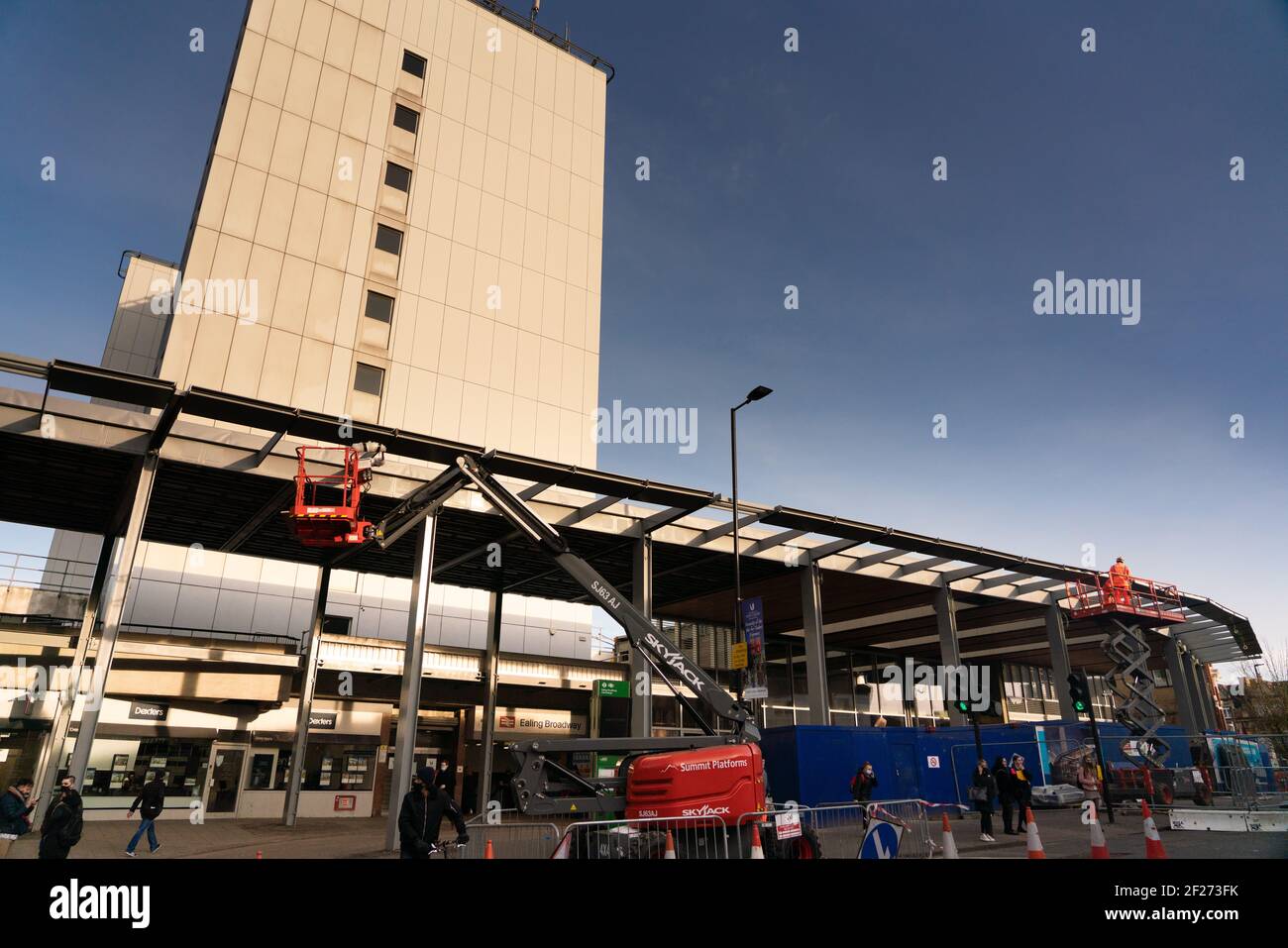 Stazione ferroviaria e metropolitana di Ealing Broadway, linea Crossrail Elizabeth Foto Stock