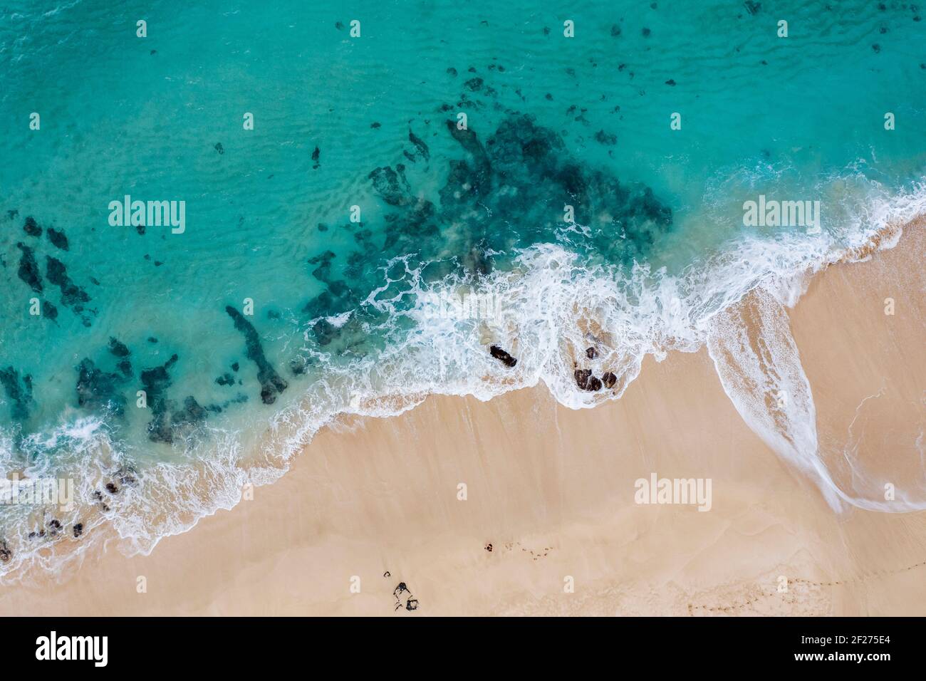 Vista aerea dell'oceano turchese nelle Hawaii Foto Stock