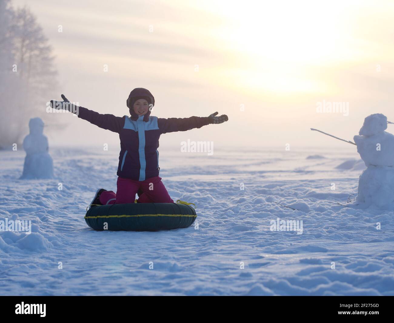 Felice ragazza godendo di attività invernale al lago ghiacciato e inverno foresta Foto Stock