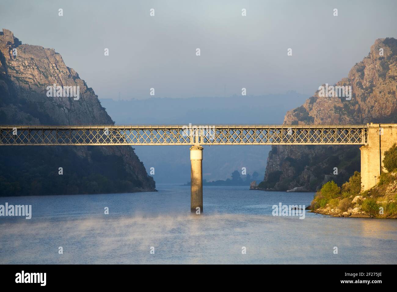 Portas de Rodao paesaggio a Vila Velha de Rodao con un bel ponte all'alba, in Portogallo Foto Stock