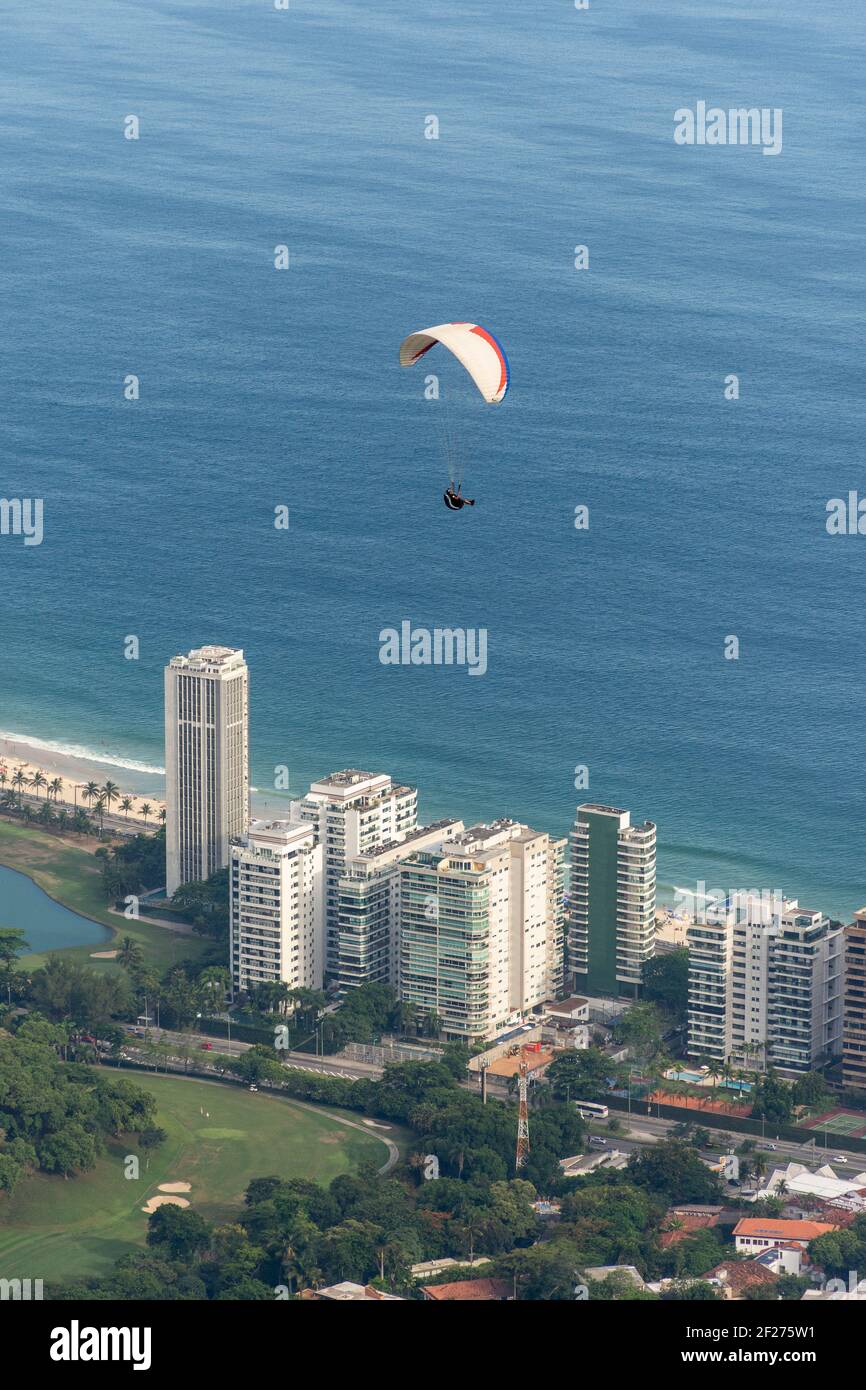 Splendida vista sul parapendio che sorvola gli edifici residenziali Foto Stock