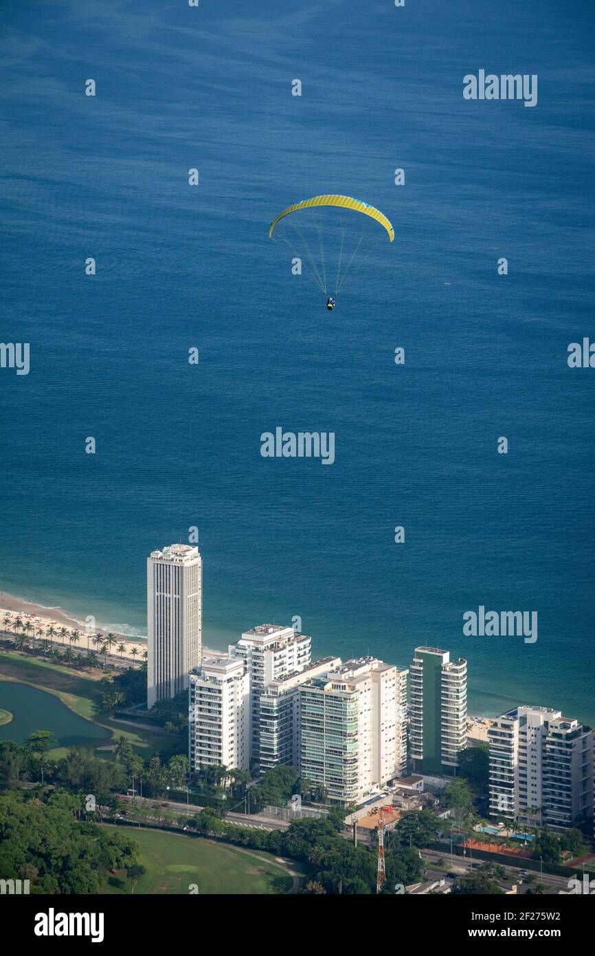 Splendida vista sul parapendio che sorvola gli edifici residenziali Foto Stock