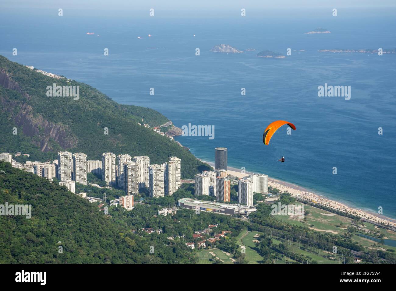 Splendida vista sul parapendio che sorvola gli edifici residenziali Foto Stock