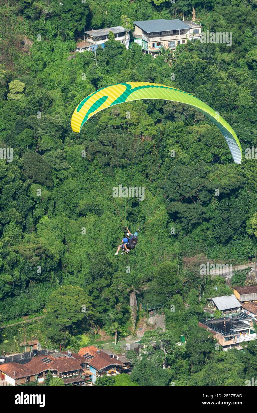 Splendida vista sul parapendio che sorvola la verde foresta pluviale Foto Stock