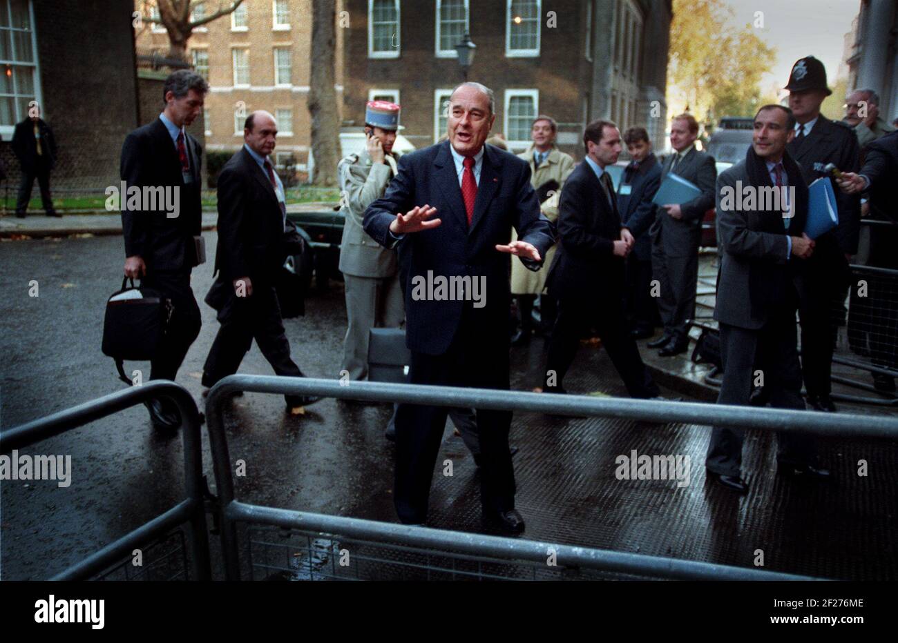 Il presidente Jacques Chirac novembre 1999 lascia n. 10 Downing Street dopo Il suo incontro con il primo ministro Tony Blair Foto Stock